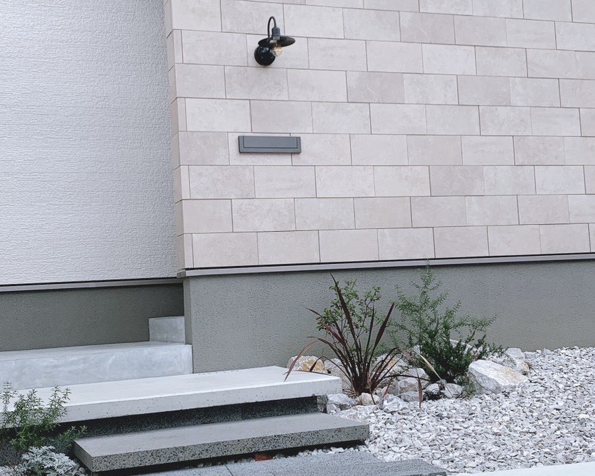 吹抜けとスキップフロアが開放的な落ち着いた色調の邸宅の外観