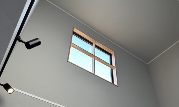 折り下げキッチン×吹抜けの空間を最大限活かしたお家の画像