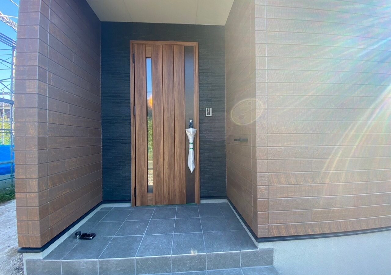 シックでオトナな雰囲気のグレーを基調とした邸宅の外観